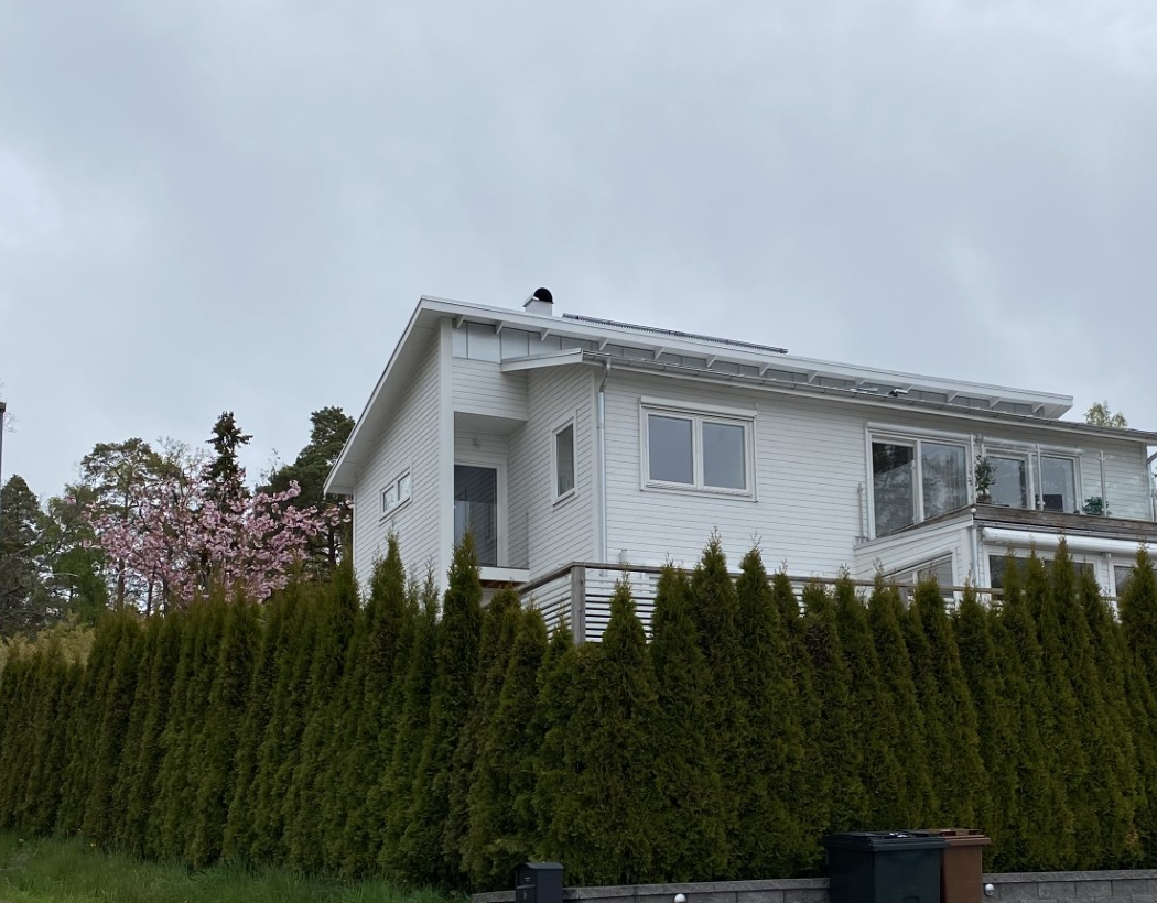 Modern villa med välskött häck